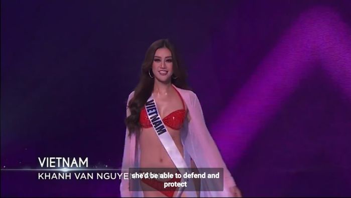 Khánh Vân đẹp mãn nhãn trên sân khấu đêm bán kết Miss Universe 2020