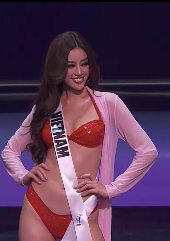 Khánh Vân đẹp mãn nhãn trên sân khấu đêm bán kết Miss Universe 2020