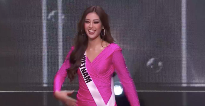 Khánh Vân đẹp mãn nhãn trên sân khấu đêm bán kết Miss Universe 2020