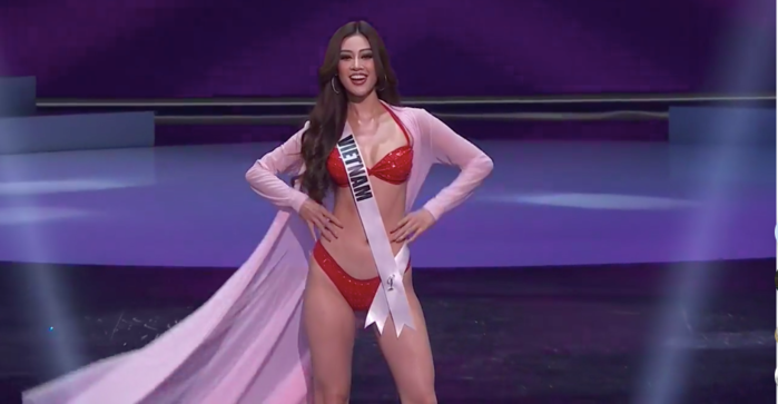 Khánh Vân đẹp mãn nhãn trên sân khấu đêm bán kết Miss Universe 2020