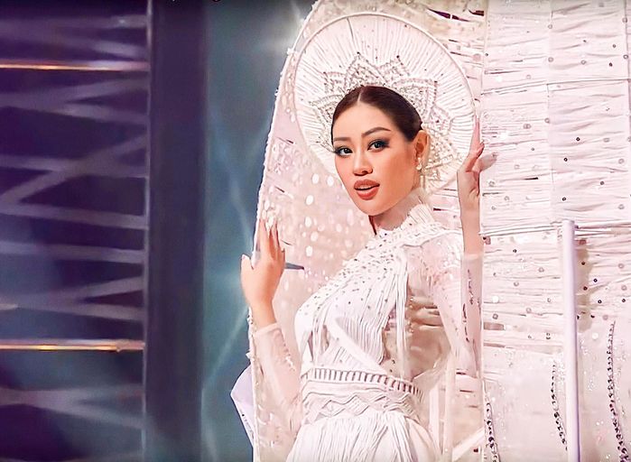 Khánh Vân trong vòng phỏng vấn kín với giám khảo Miss Universe