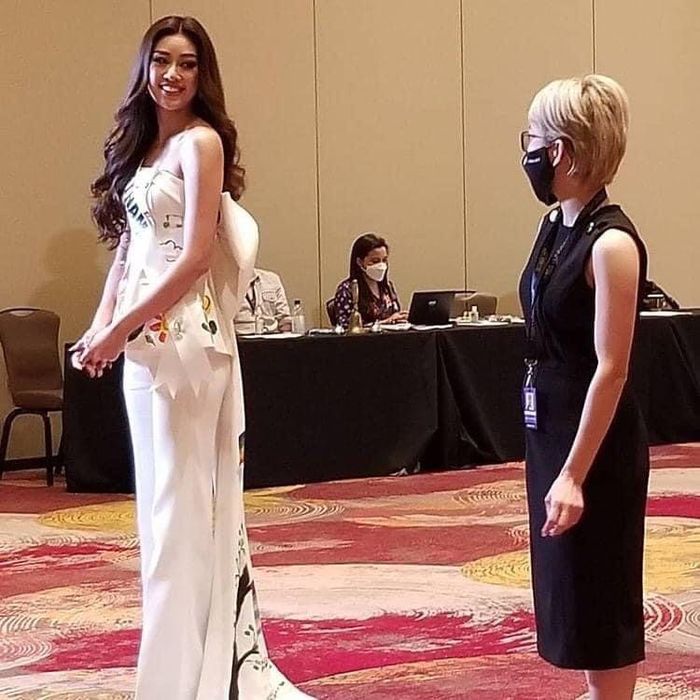 Khánh Vân trong vòng phỏng vấn kín với giám khảo Miss Universe