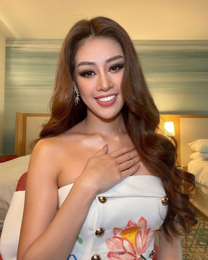 Khánh Vân trong vòng phỏng vấn kín với giám khảo Miss Universe