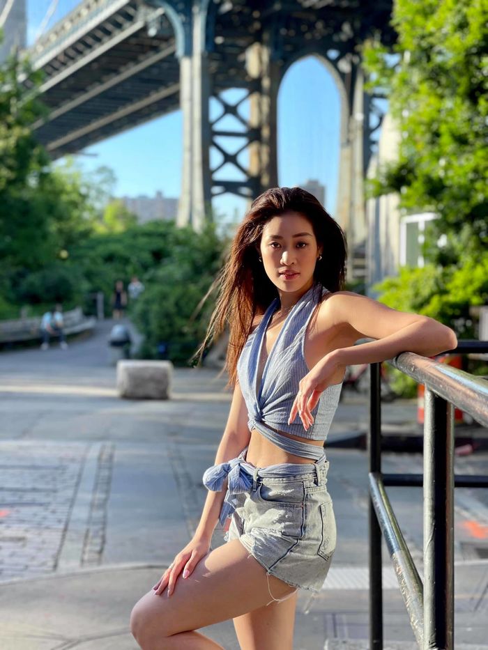 Khánh Vân sút 6kg hậu Miss Universe, phải lấy dây túi buộc lưng quần