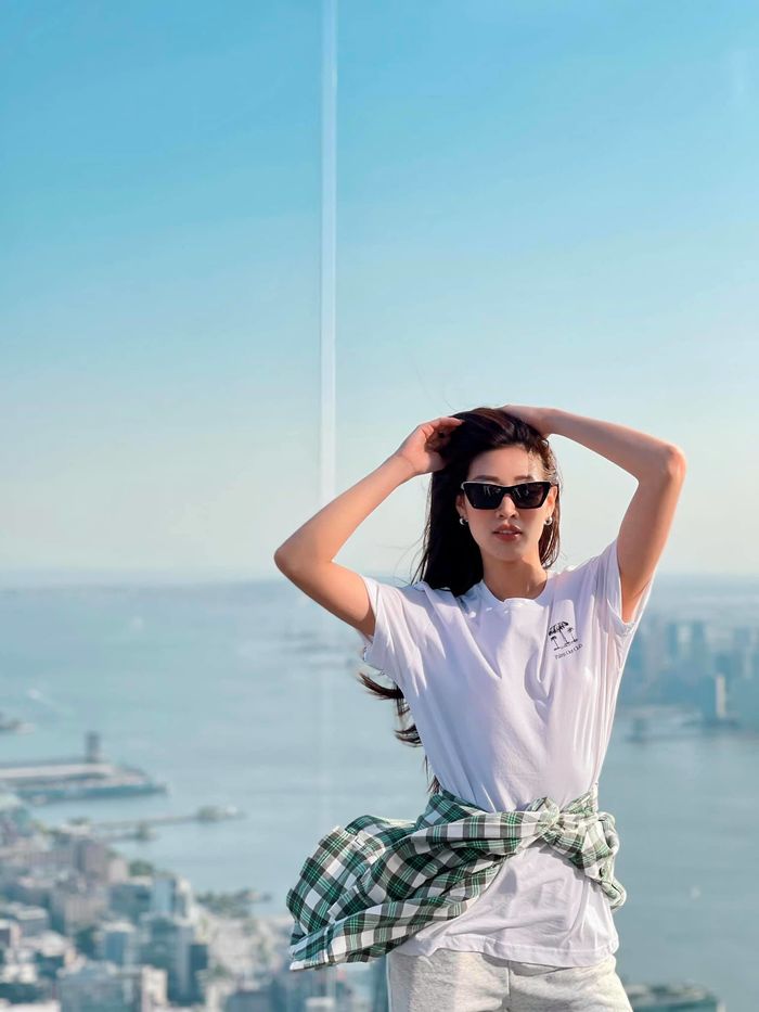 Khánh Vân sút 6kg hậu Miss Universe, phải lấy dây túi buộc lưng quần