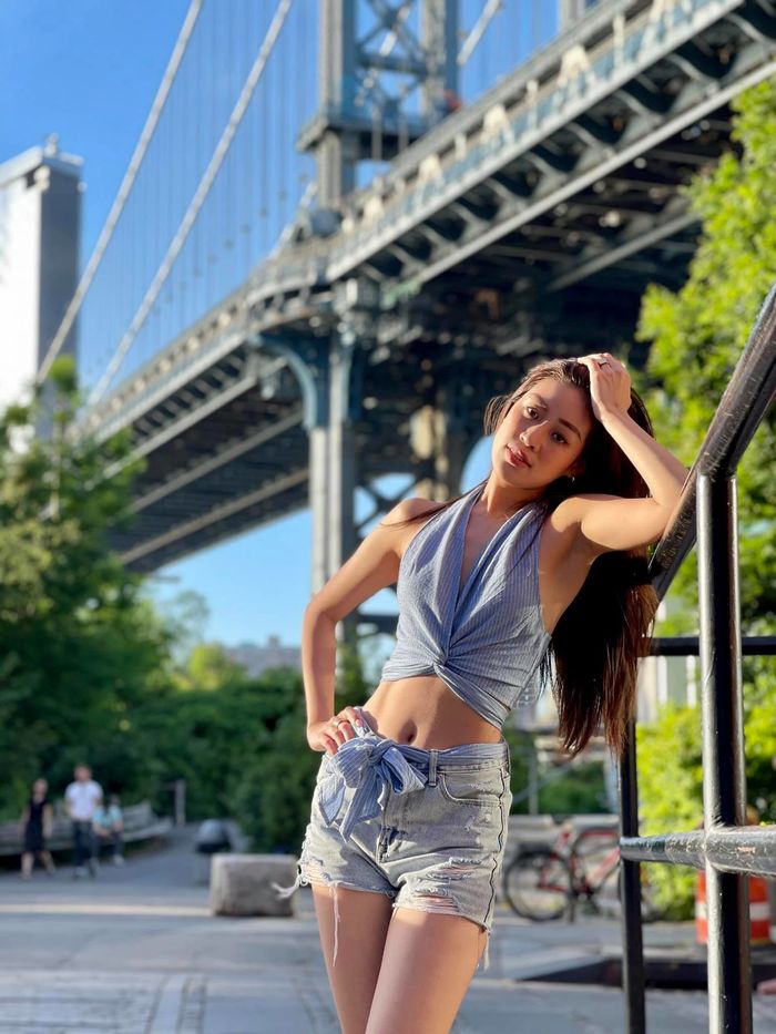 Khánh Vân sút 6kg hậu Miss Universe, phải lấy dây túi buộc lưng quần