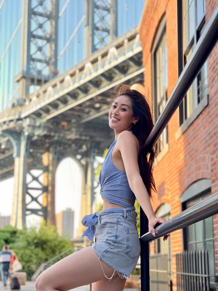 Khánh Vân sút 6kg hậu Miss Universe, phải lấy dây túi buộc lưng quần