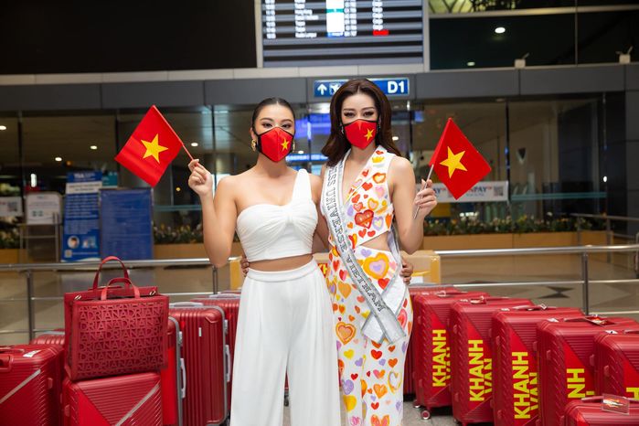 Khánh Vân thay 4 bộ đồ trên đường sang Mỹ: quá cảnh cũng phải đẹp!