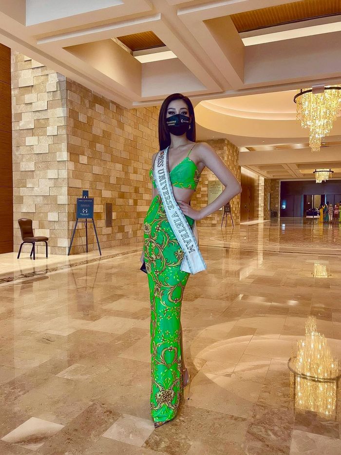 Khánh Vân tiếp tục chiến thuật màu nổi ở Miss Universe ngày thứ 2