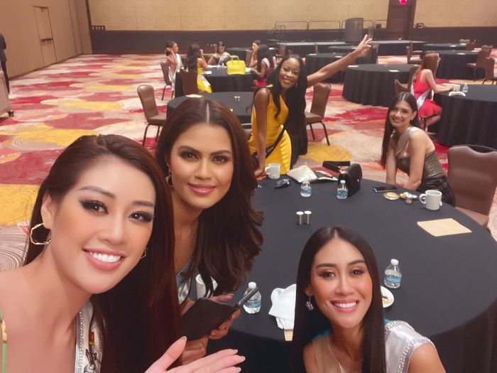Khánh Vân tiếp tục chiến thuật màu nổi ở Miss Universe ngày thứ 2