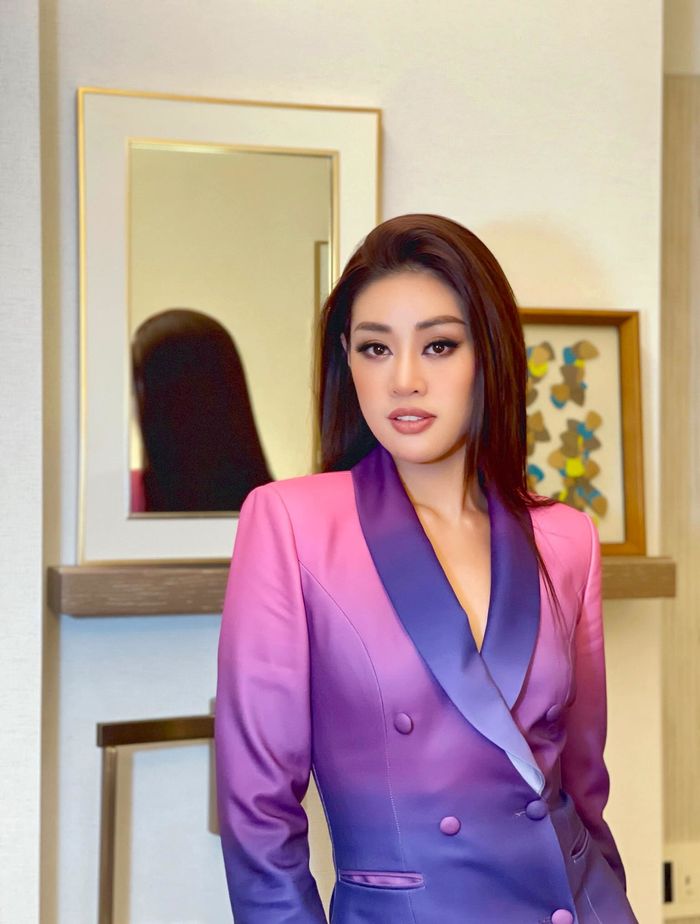 Khánh Vân tiếp tục thay 2 bộ cánh, bật khóc dữ dội khi livestream