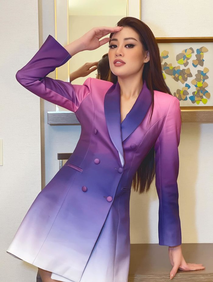 Khánh Vân tiếp tục thay 2 bộ cánh, bật khóc dữ dội khi livestream