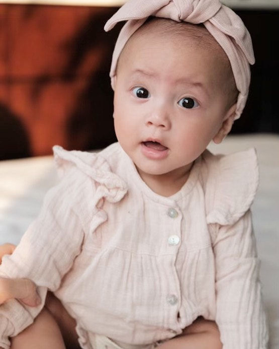Khoảnh khắc ái nữ nhà Hà Hồ ngắm papa say đắm khiến dân tình phát sốt