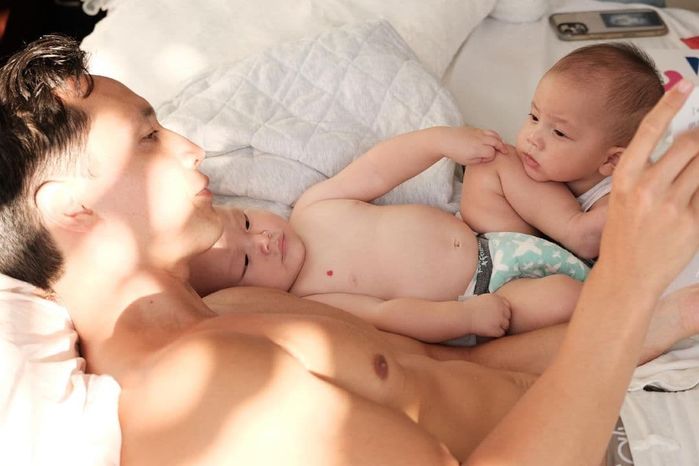 Khoảnh khắc ái nữ nhà Hà Hồ ngắm papa say đắm khiến dân tình phát sốt