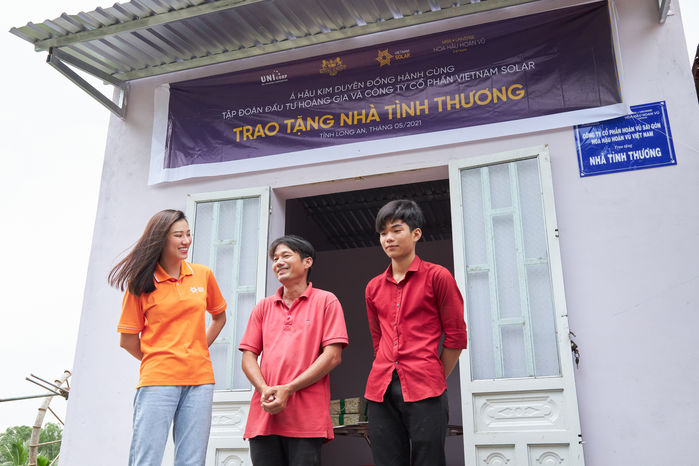 Kim Duyên trao nhà tình thương cho học sinh nghèo vượt khó tại Long An