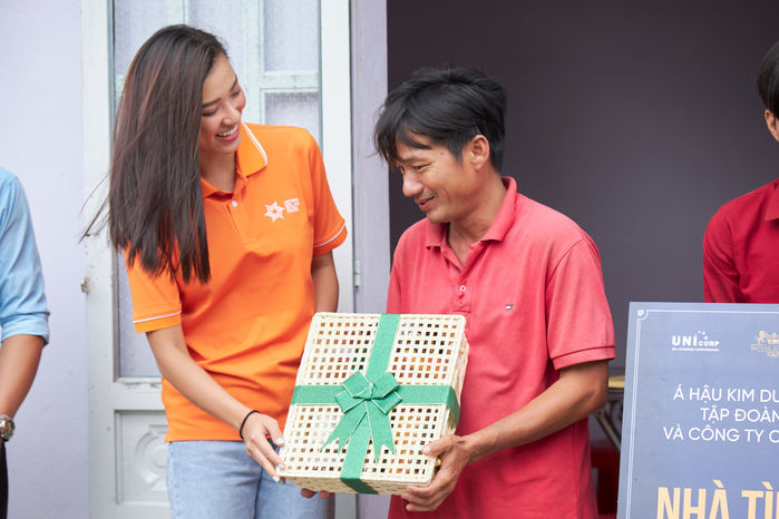 Kim Duyên trao nhà tình thương cho học sinh nghèo vượt khó tại Long An