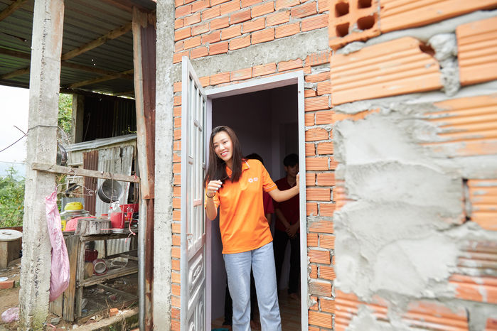 Kim Duyên trao nhà tình thương cho học sinh nghèo vượt khó tại Long An