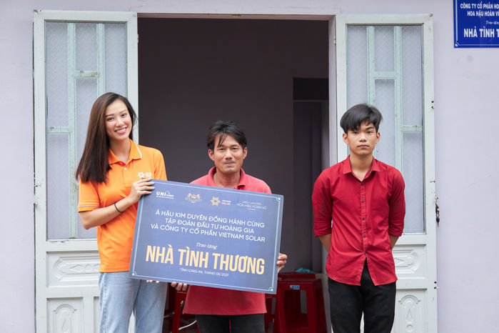 Kim Duyên trao nhà tình thương cho học sinh nghèo vượt khó tại Long An