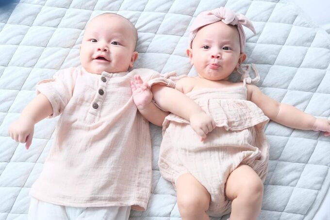 Không hàng hiệu, Hồ Ngọc Hà vẫn lên đồ cho hai con cực cao tay