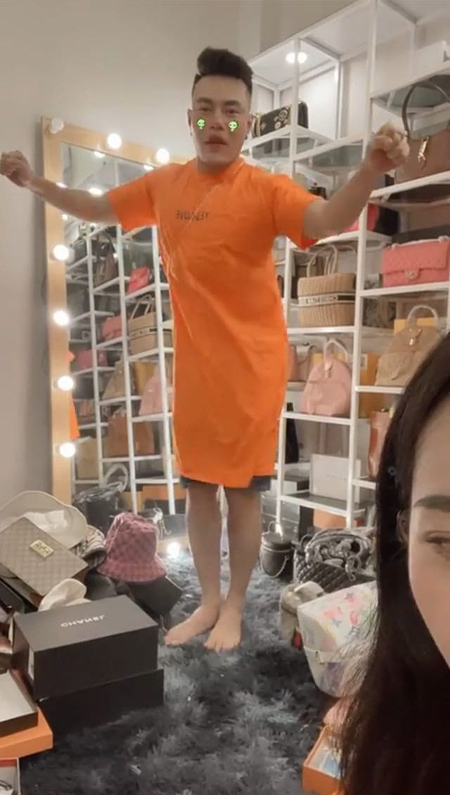Lê Dương Bảo Lâm mặc cả váy để phụ vợ livestream bán hàng