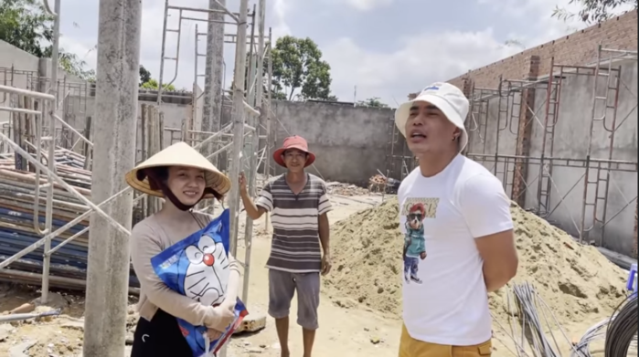 Lê Dương Bảo Lâm xây nhà trọ, giúp 3 bố con anh thợ xây chỗ ở miễn phí