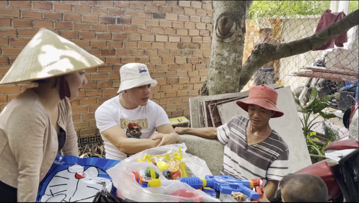 Lê Dương Bảo Lâm xây nhà trọ, giúp 3 bố con anh thợ xây chỗ ở miễn phí