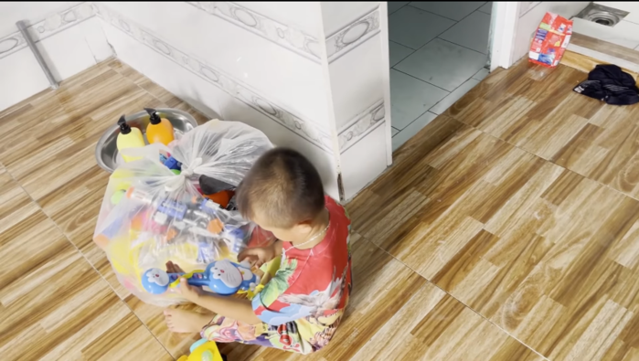 Lê Dương Bảo Lâm xây nhà trọ, giúp 3 bố con anh thợ xây chỗ ở miễn phí