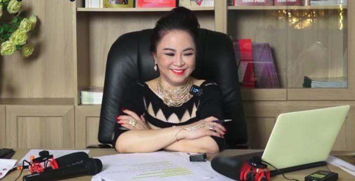 Livestream chửi xối xả, bà Hằng vẫn không quên đòi khán giả thả tim