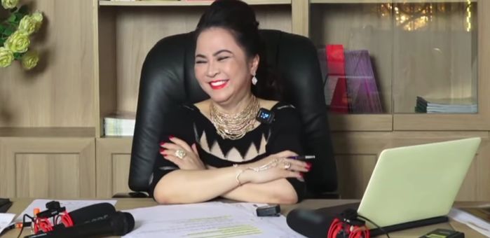Livestream chửi xối xả, bà Hằng vẫn không quên đòi khán giả thả tim