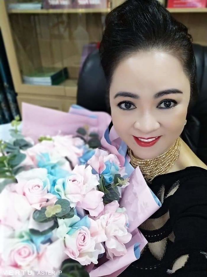 Livestream chửi xối xả, bà Hằng vẫn không quên đòi khán giả thả tim
