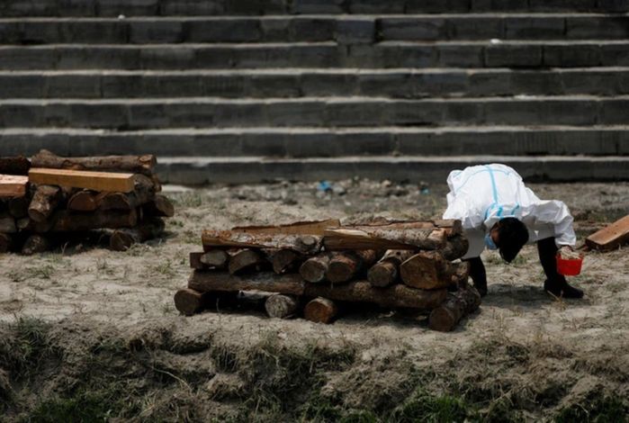 Lò hỏa táng quá tải, “hàng xóm” của Ấn Độ thiêu thi thể ngoài trời