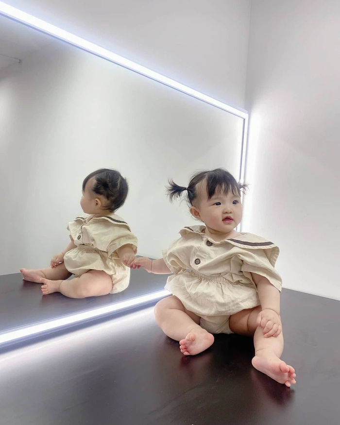 Loạt khoảnh khắc cực yêu của ái nữ nhà Đông Nhi khi no sữa