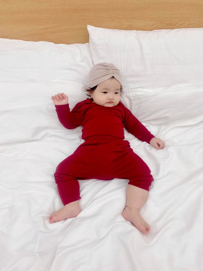 Loạt khoảnh khắc cực yêu của ái nữ nhà Đông Nhi khi no sữa