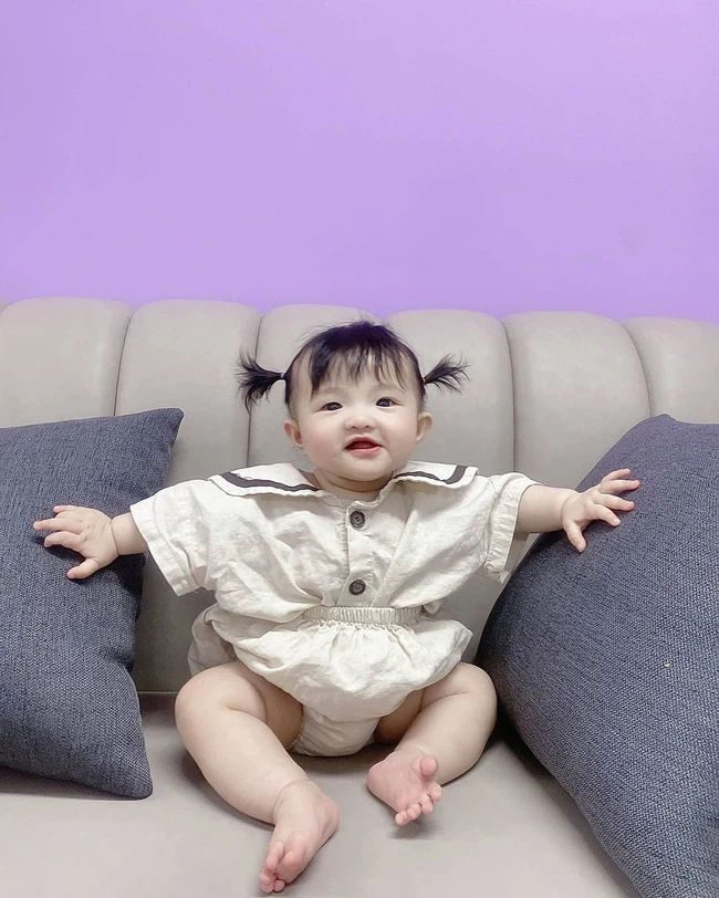 Loạt khoảnh khắc cực yêu của ái nữ nhà Đông Nhi khi no sữa
