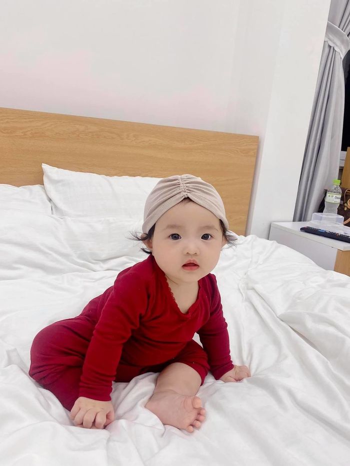 Loạt khoảnh khắc cực yêu của ái nữ nhà Đông Nhi khi no sữa
