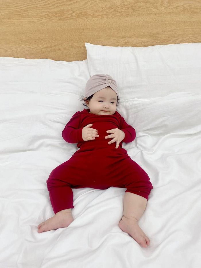 Loạt khoảnh khắc cực yêu của ái nữ nhà Đông Nhi khi no sữa