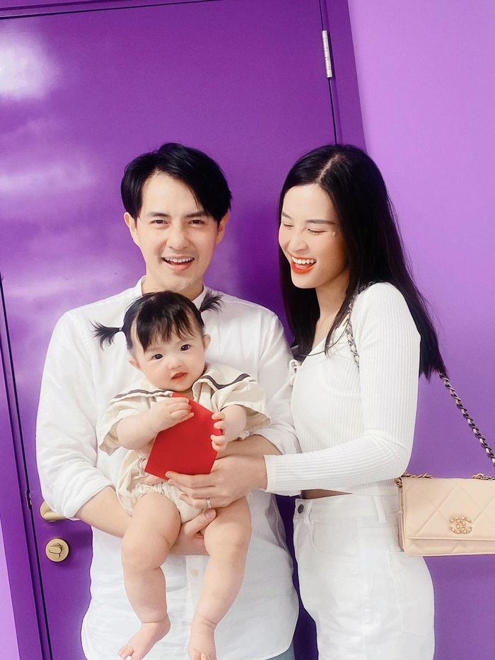 Loạt khoảnh khắc cực yêu của ái nữ nhà Đông Nhi khi no sữa