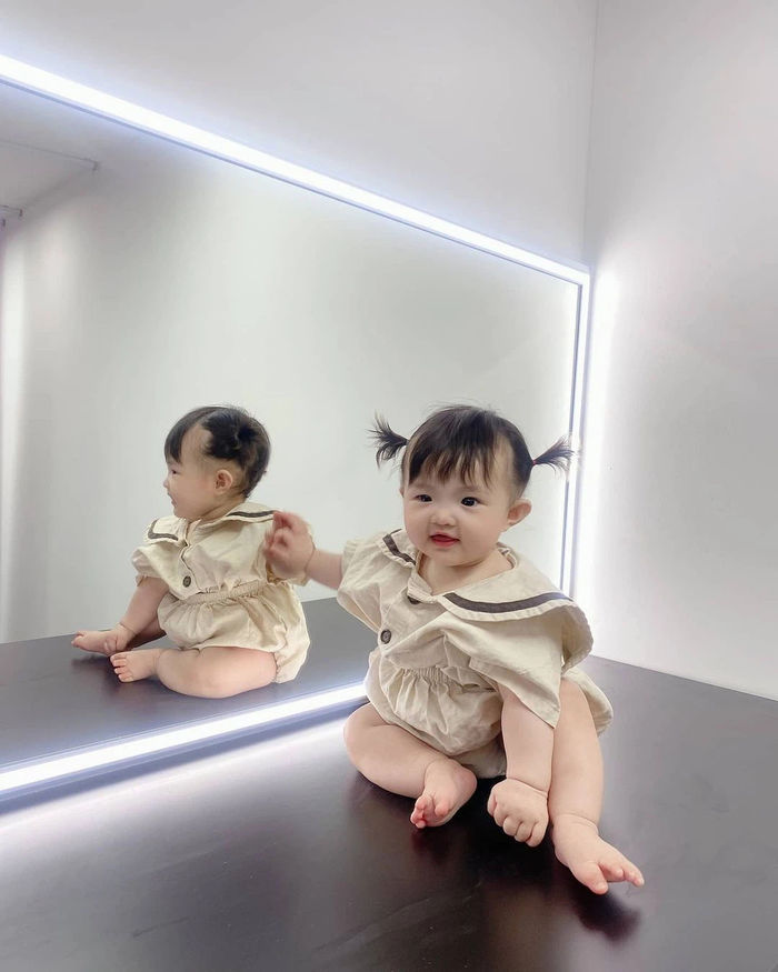 Loạt khoảnh khắc cực yêu của ái nữ nhà Đông Nhi khi no sữa