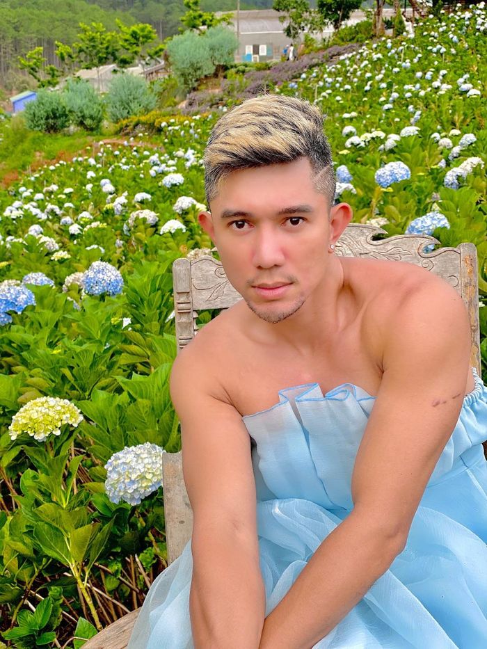 Lương Bằng Quang thả dáng bên vườn cẩm tú cầu dưới ống kính Ngân 98
