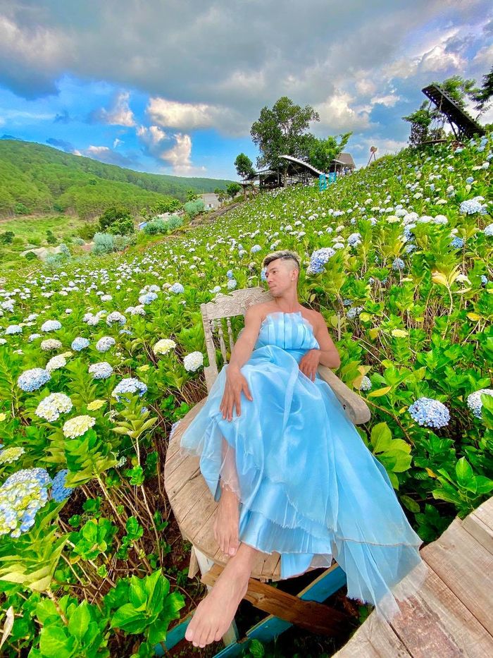 Lương Bằng Quang thả dáng bên vườn cẩm tú cầu dưới ống kính Ngân 98