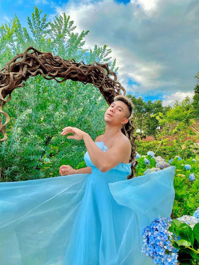 Lương Bằng Quang thả dáng bên vườn cẩm tú cầu dưới ống kính Ngân 98