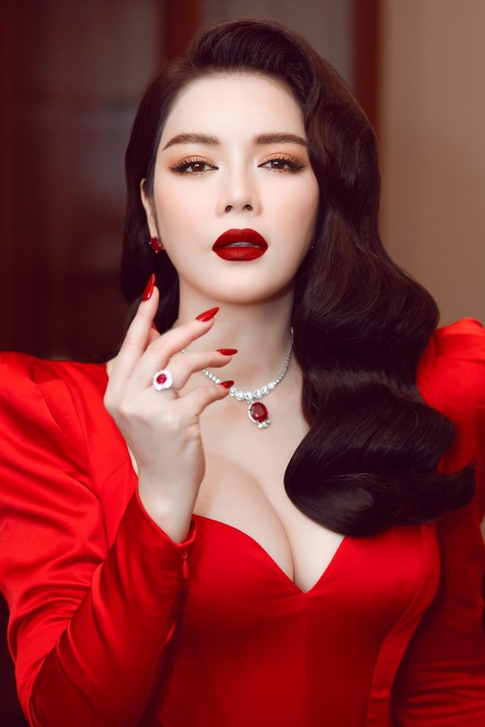Lý Nhã Kỳ: Mỗi tuần tôi đếm kim cương 2 lần vào ban đêm