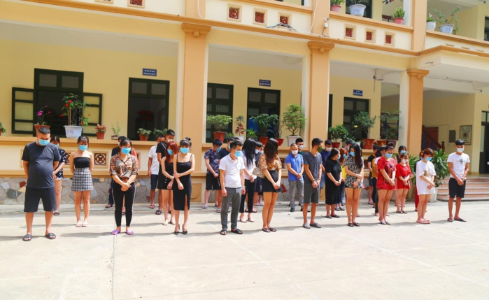 Mặc Bắc Ninh oằn mình chống dịch, 33 nam nữ vẫn tụ tập hát karaoke