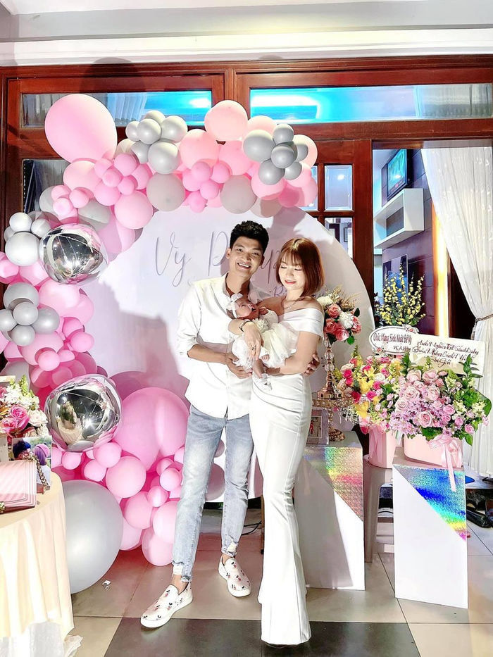 Mạc Văn Khoa cưng vợ con: Thuê nhà 50 tỷ, thức đêm chăm đến tụt 5kg