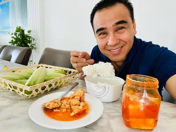 MC Quyền Linh sống giản dị, dùng tiền để giúp những mảnh đời bất hạnh