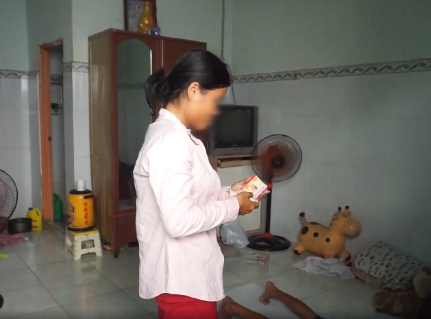 Mẹ bé trai 11 tuổi bị cha đánh ép bán vé số lên tiếng
