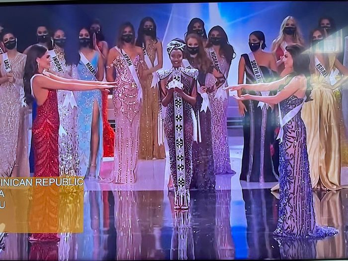 Màn gọi tên đăng quang đi vào lòng đất của Miss Universe