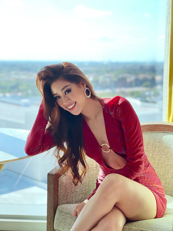 Khánh Vân dậy từ 4h sáng, nhường gương make-up cho bạn cùng phòng