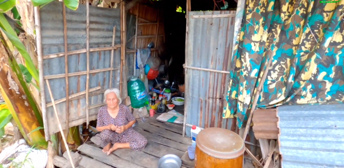 Ngoại 91 tuổi đơn chiếc tắm gội dưới sông, có lúc gặp cả phân bò