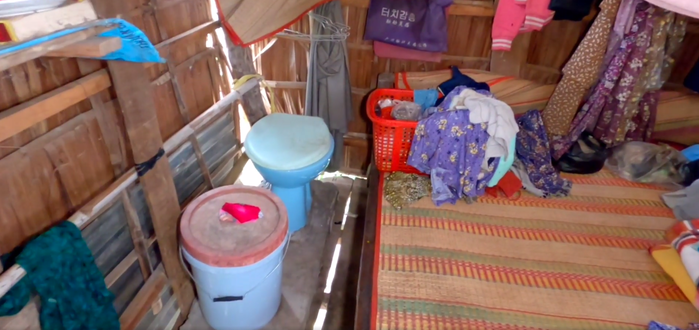 Ngoại 91 tuổi đơn chiếc tắm gội dưới sông, có lúc gặp cả phân bò